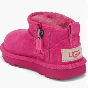 Kids’ Classic Ultra Mini Water Resistant Boot • Size 6M • EUC